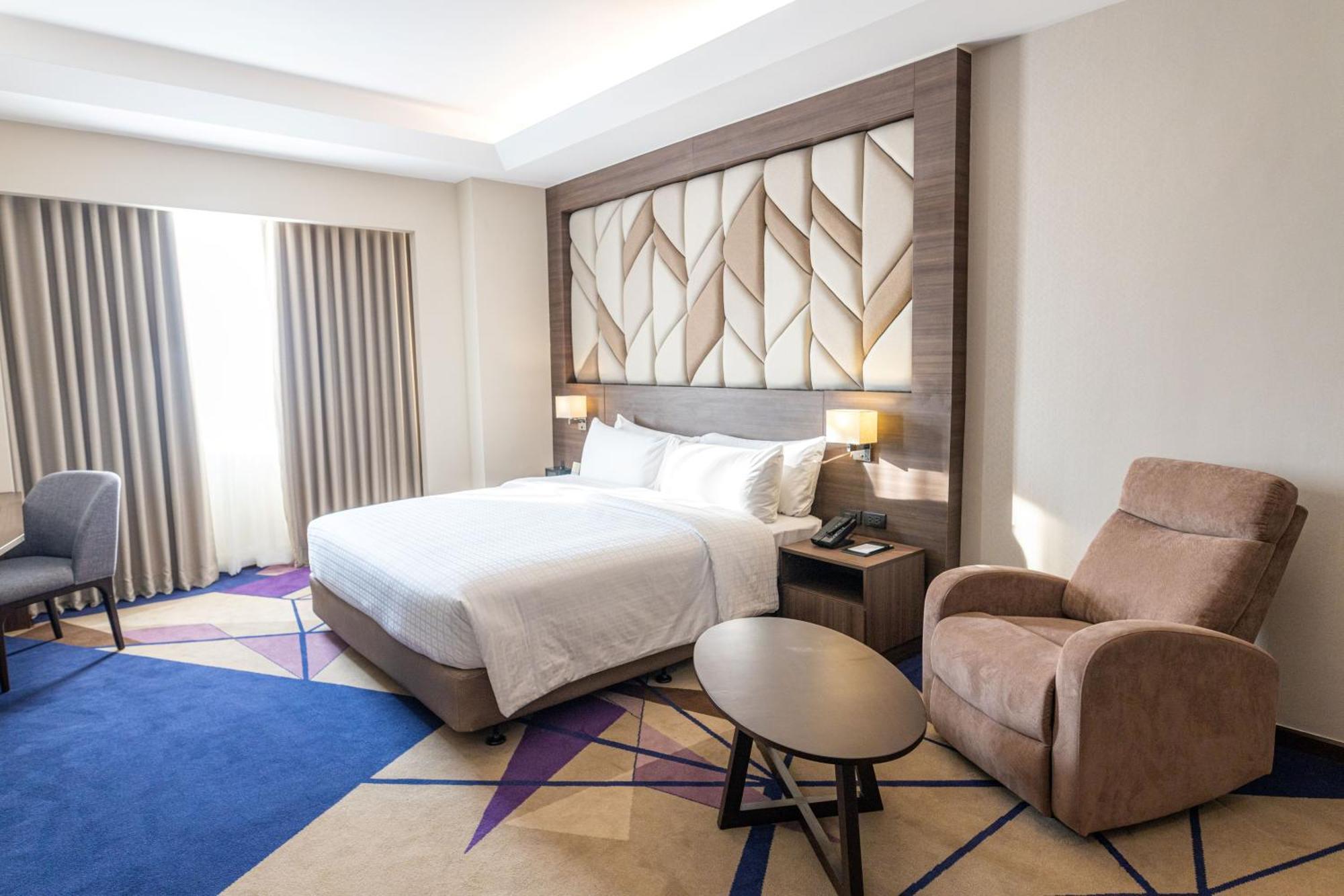 Luxent Hotel Quezon City Exterior foto